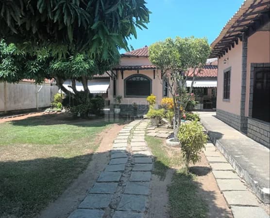 Casa com amplo quintal e excelente localização próxima à Praia dos Barbudos – Araruama