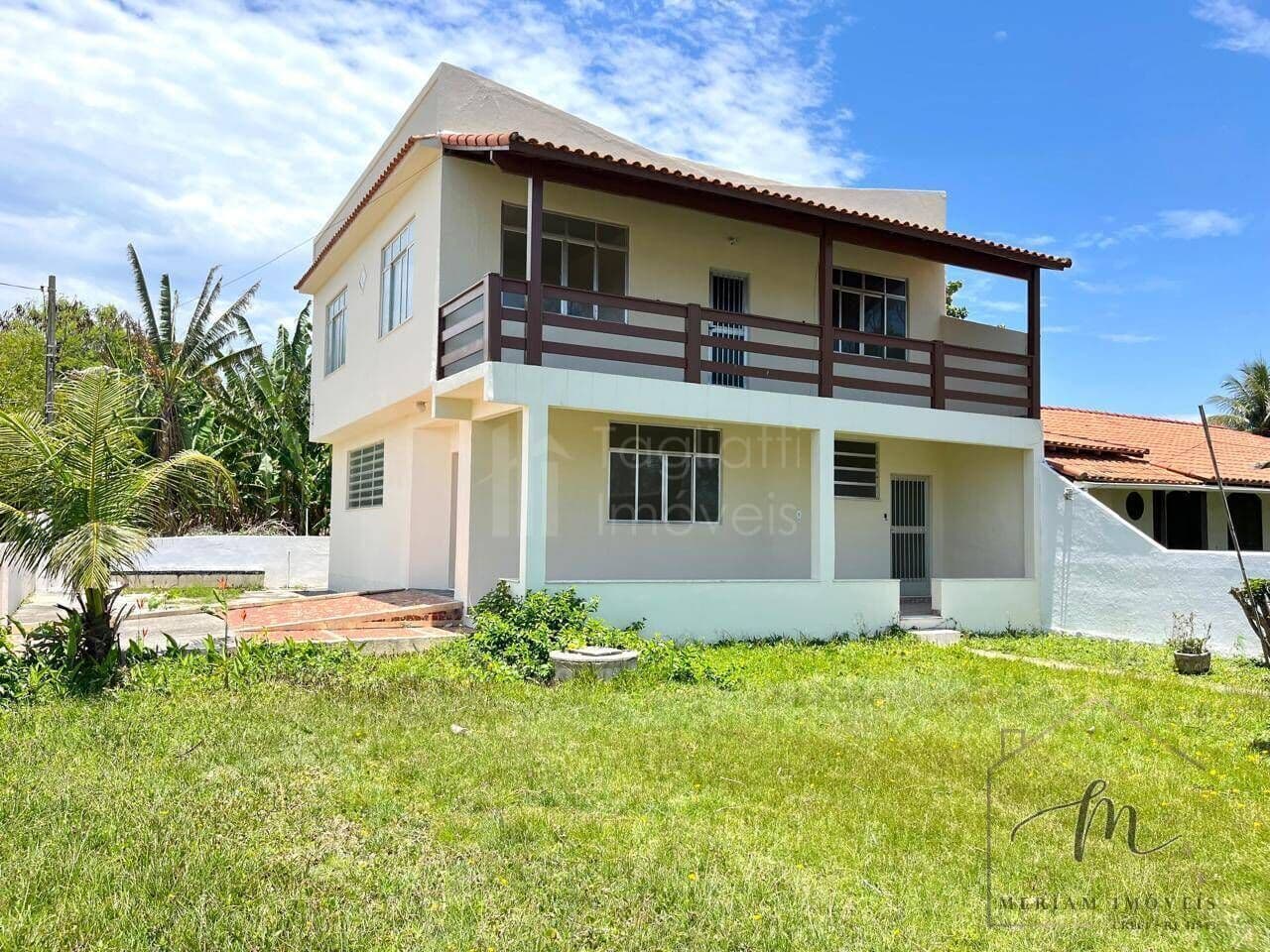Casa com 03 quartos em frente à lagoa em Praia Seca