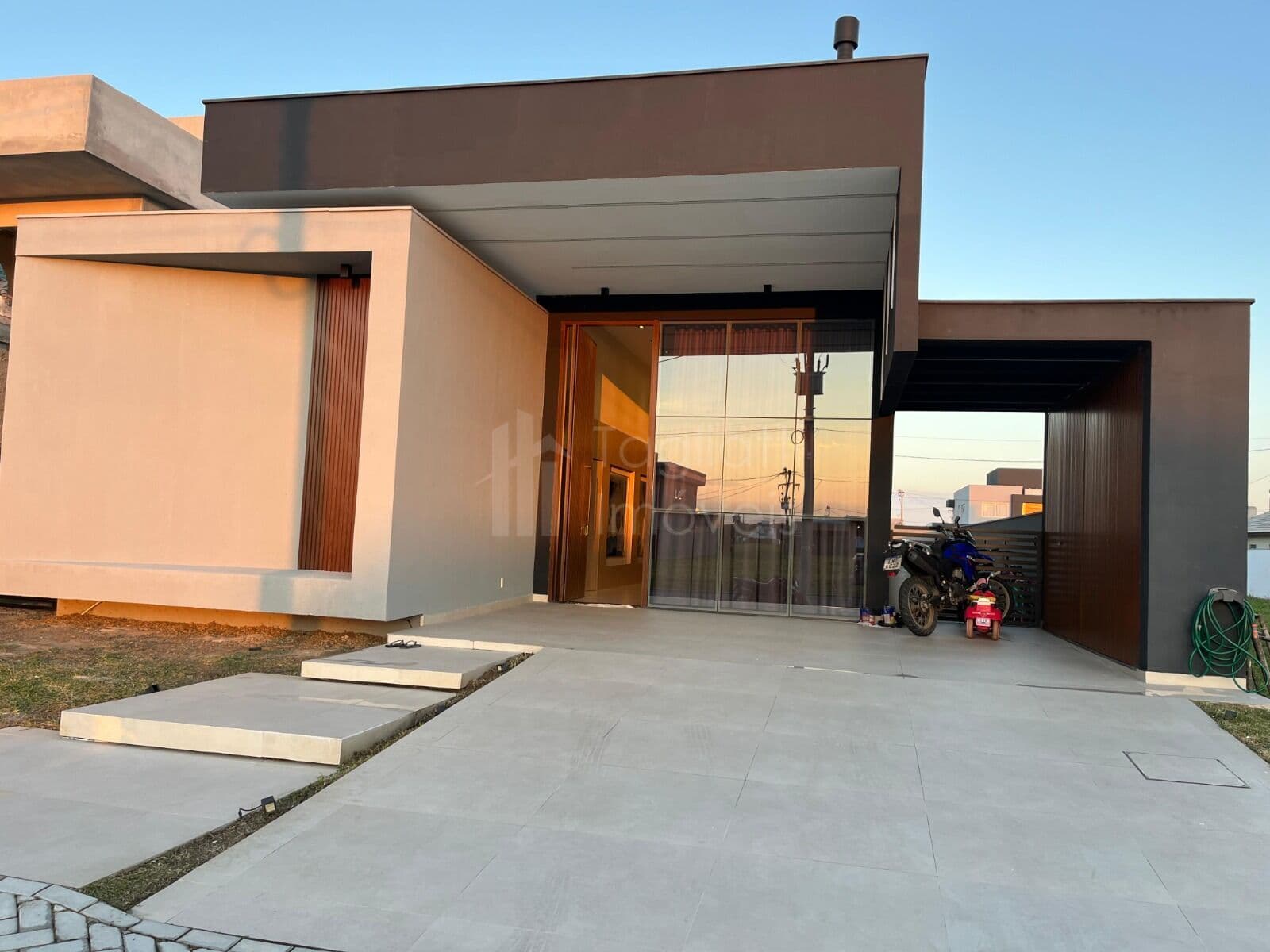 Casa à Venda no Condomínio Alphaville, com 02 quartos, sendo 02 suítes.