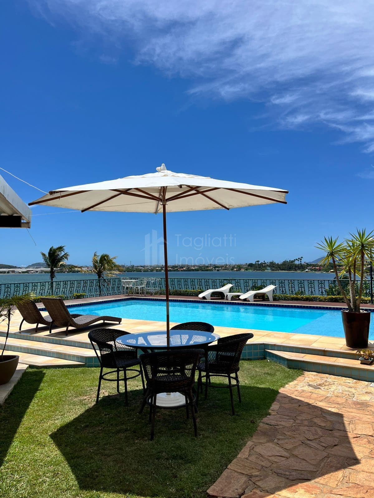 Situada às margens do Canal de Cabo Frio, com vista panorâmica.