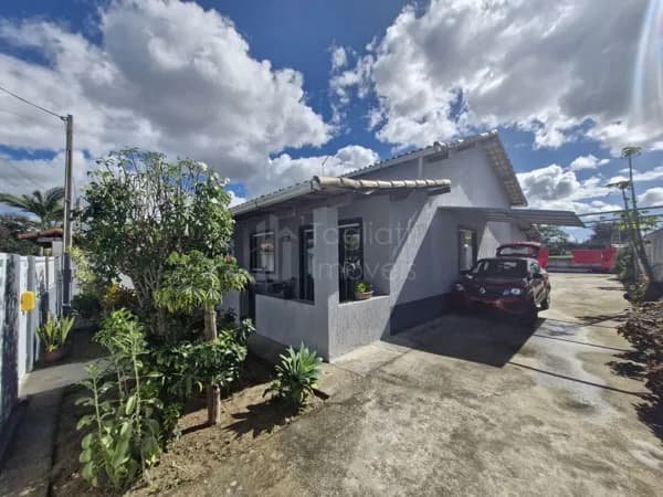 Charmosa casa linear em condomínio com lazer completo e segurança 24 horas!