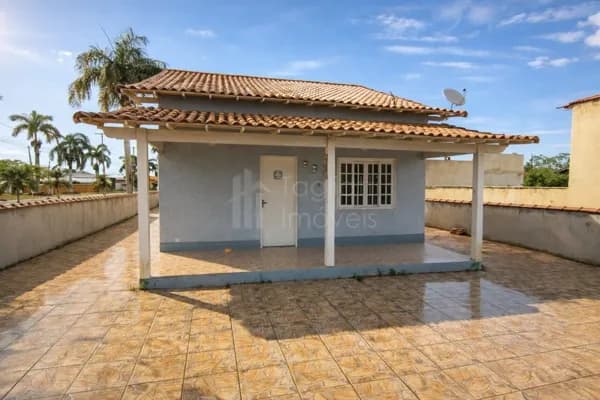 Linda Casa Linear com 3 Quartos (2 Suítes) em Condomínio Completo – Araruama/RJ