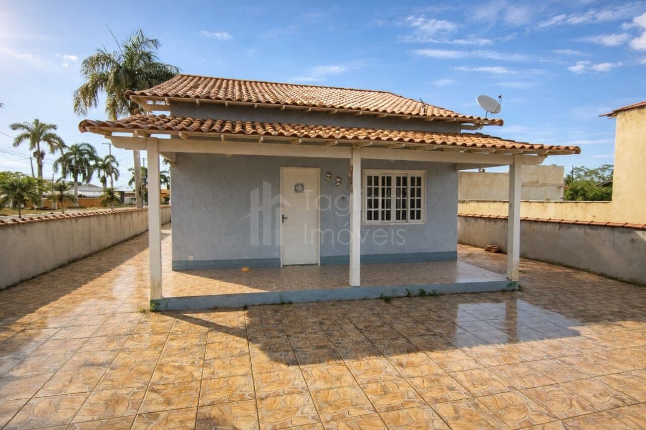 Linda Casa Linear com 3 Quartos (2 Suítes) em Condomínio Completo – Araruama/RJ
