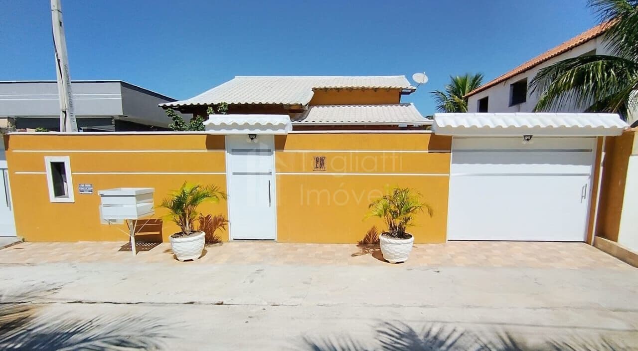 Linda Casa Linear Independente com 2 quartos (1 Suíte) Jardim e Área Gourmet no Condomínio Ocean Park