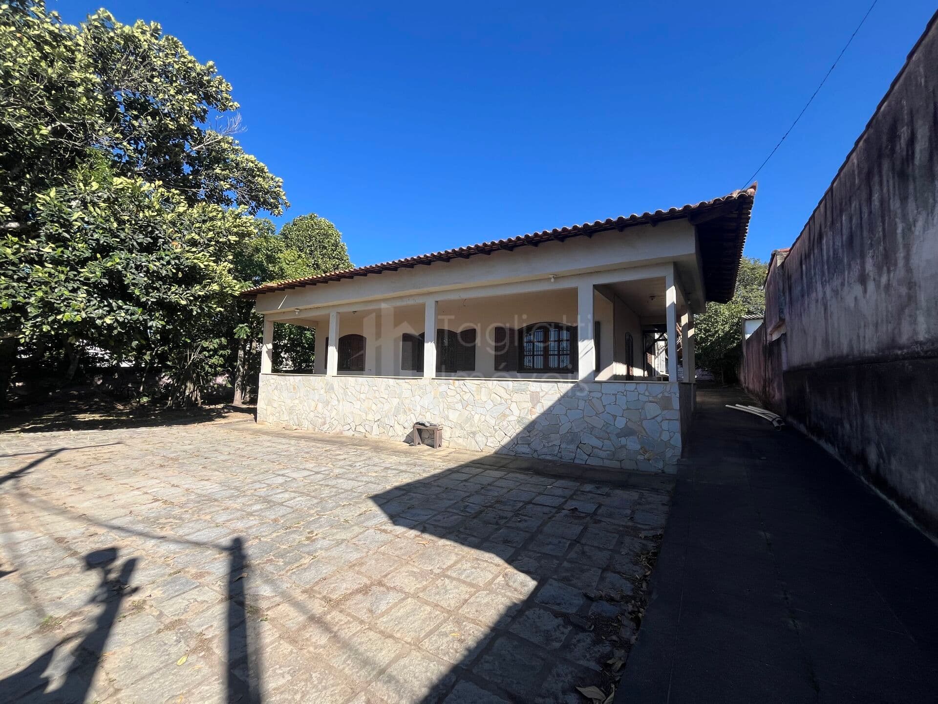 Casa com amplo terreno no Coqueiral