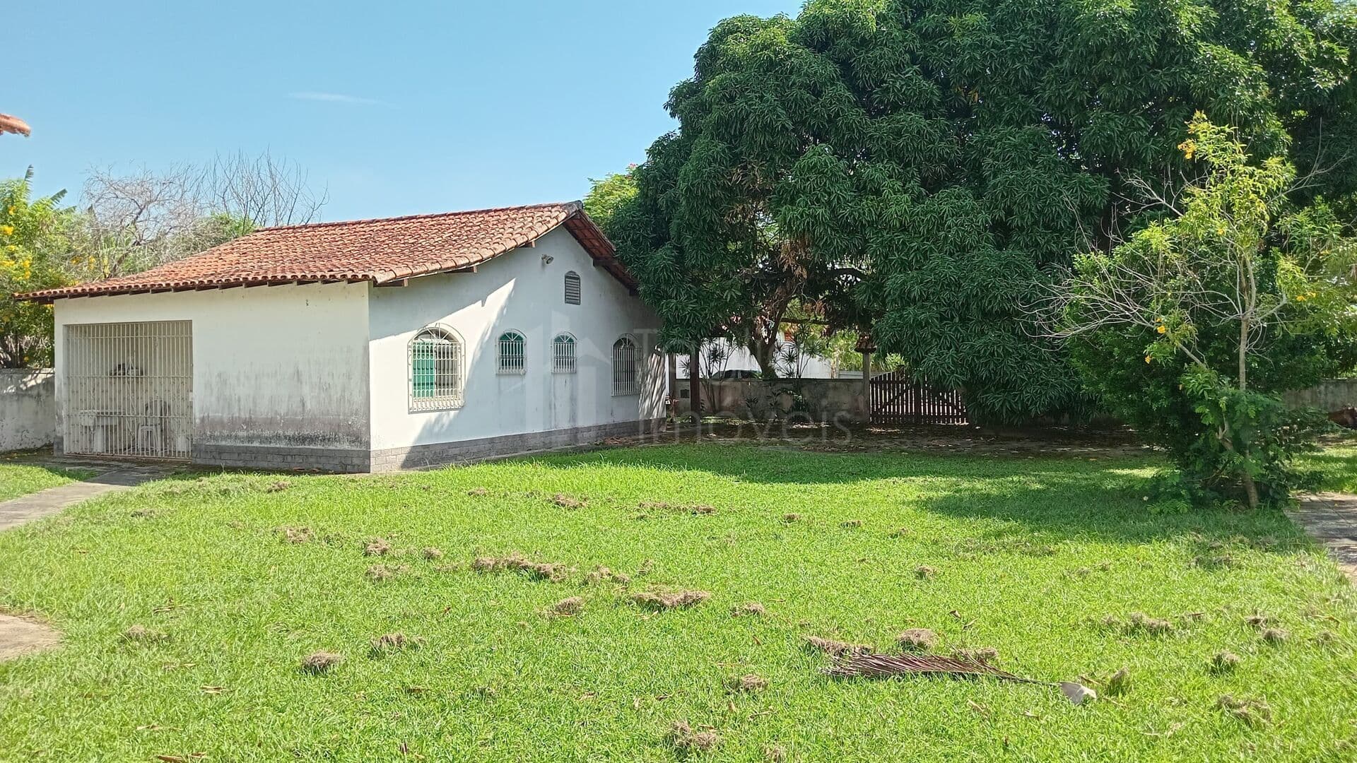 Terreno 1.350m2 com duas casas e piscina - Pontinha