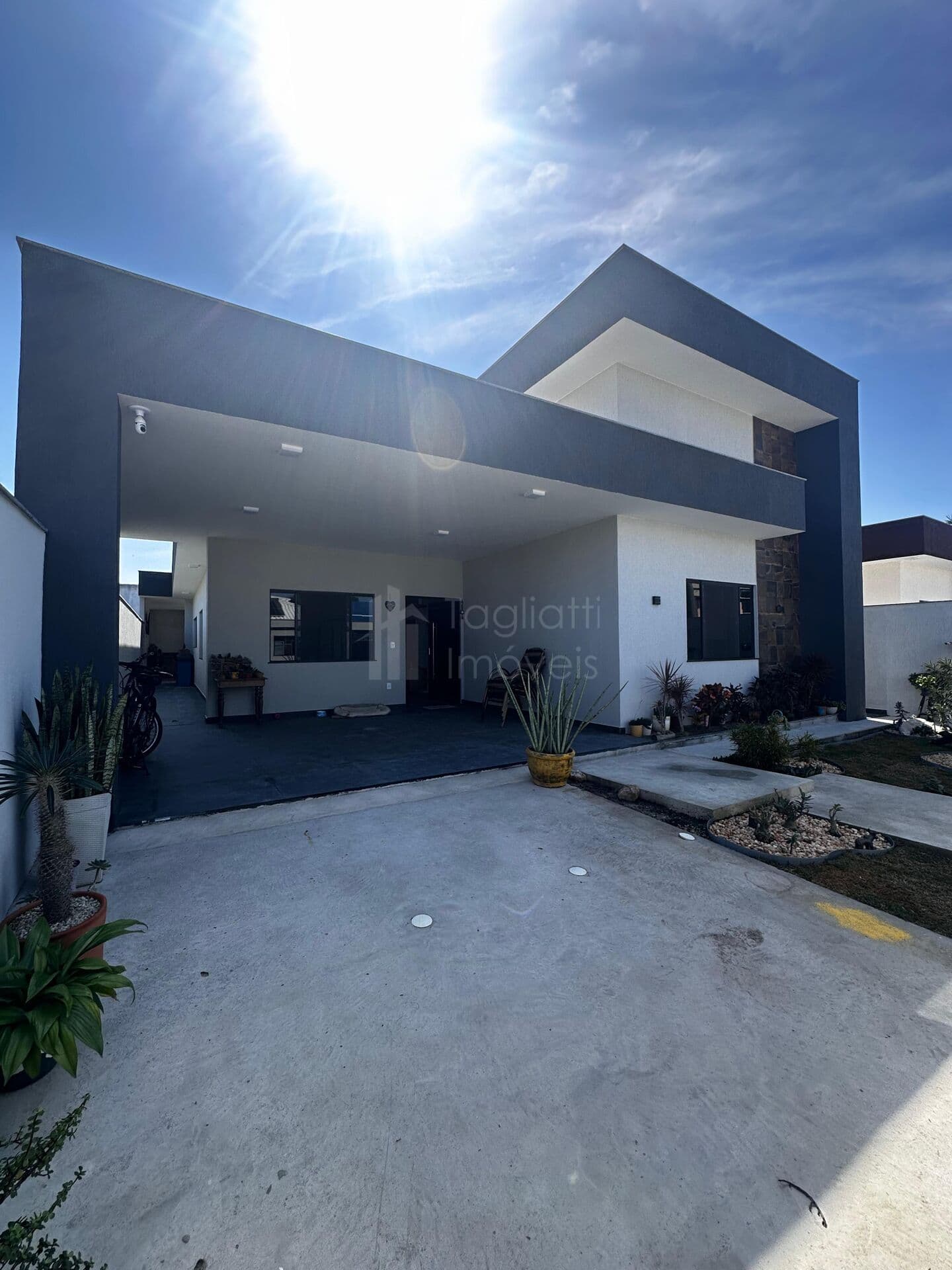 Casa de Alto Padrão com 3 Quartos sendo 1 Suíte com Closet no Condomínio mais Completo da Região!