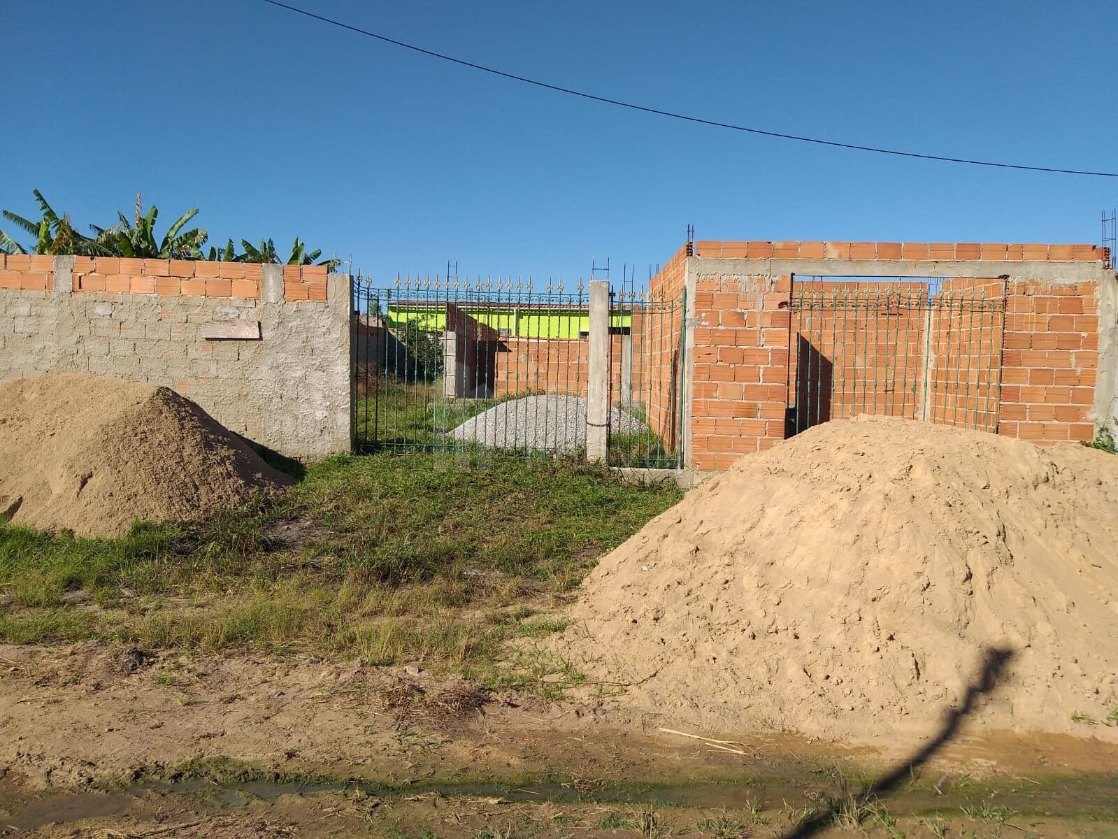Terreno Murado com Estrutura de Casa Ampla em Ponto de Laje – 450m²