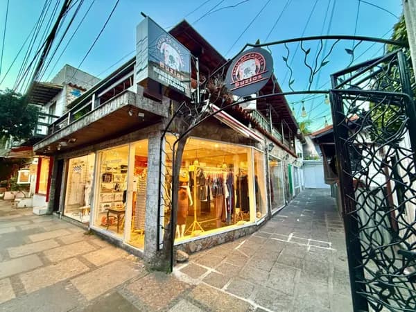 Galeria à venda com 7 lojas locadas e casa com piscina na Rua das Pedras,RJ