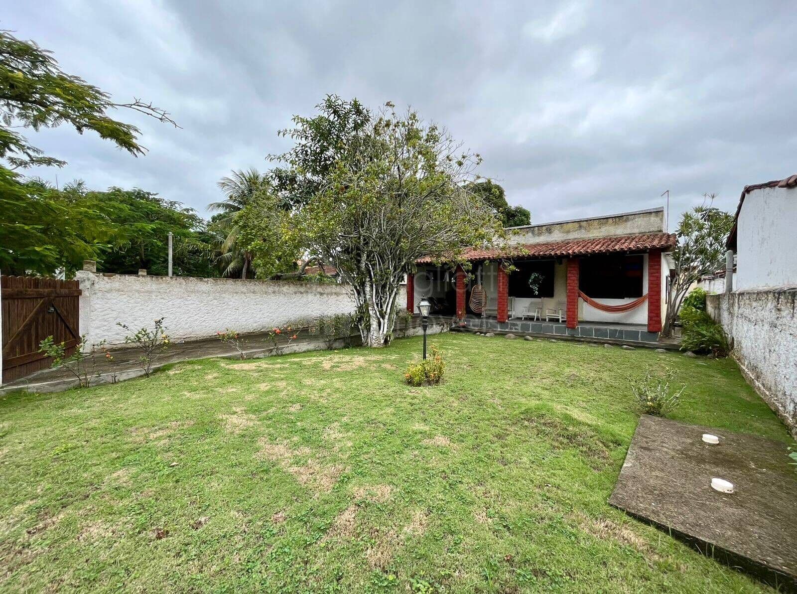 Ótima casa linear com excelente espaço externo no centro de Praia Seca