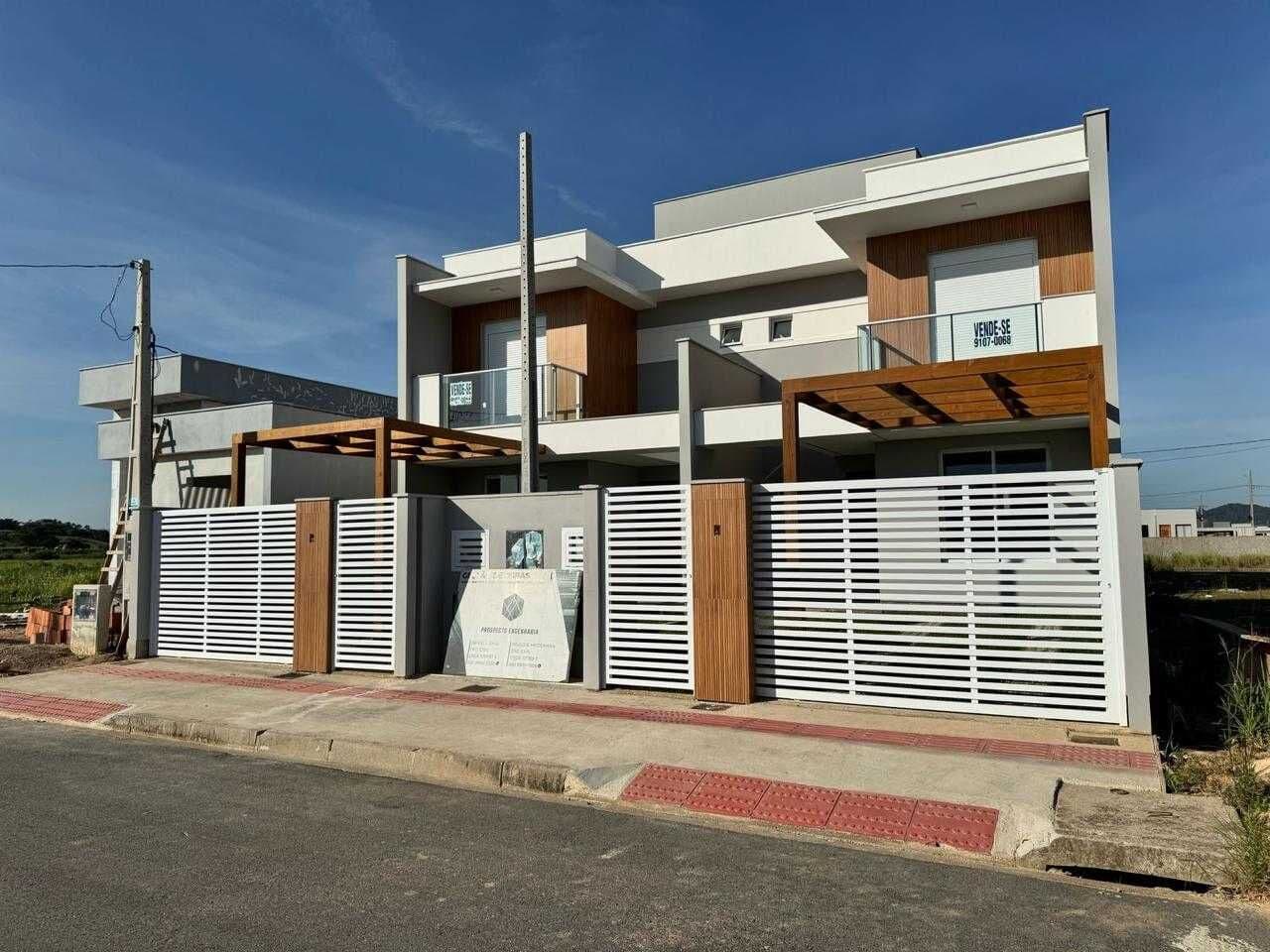 Casa geminada à venda no bairro Monte Castelo - Tubarão/SC