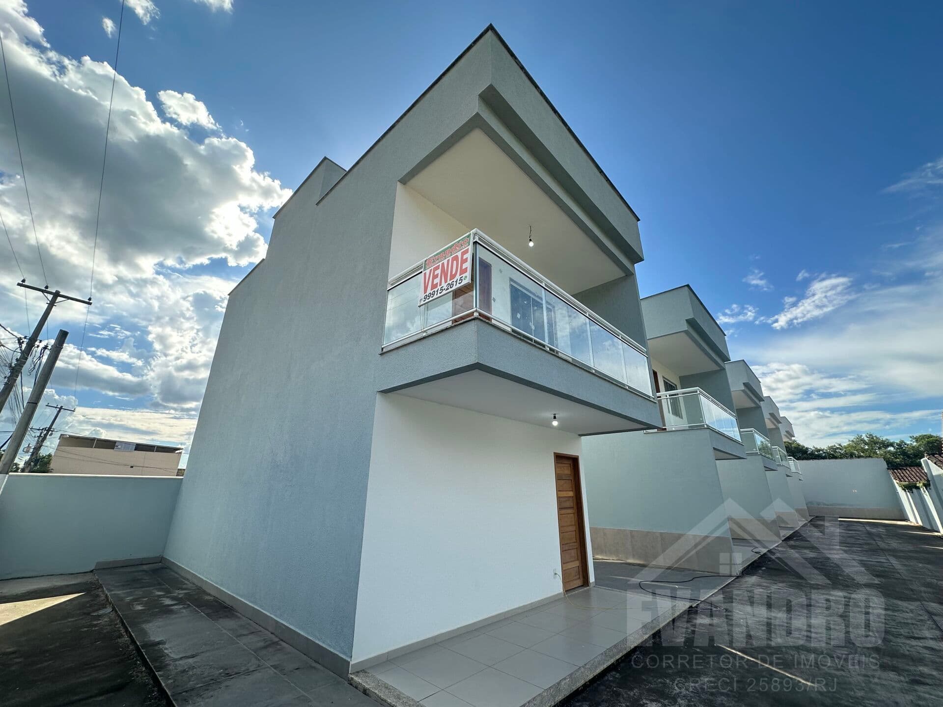 Casa dois quartos, com fino acabamento - centro de Papucaia, CM, RJ.
