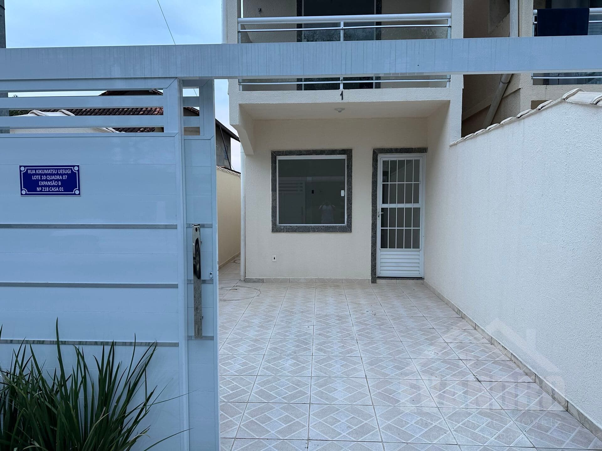 Casa dois quartos, com fino acabamento - centro de Papucaia, CM, RJ.