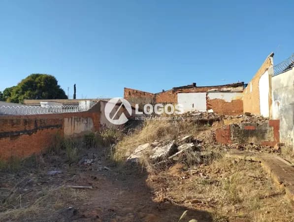Lote à venda em região central em Passos/MG.