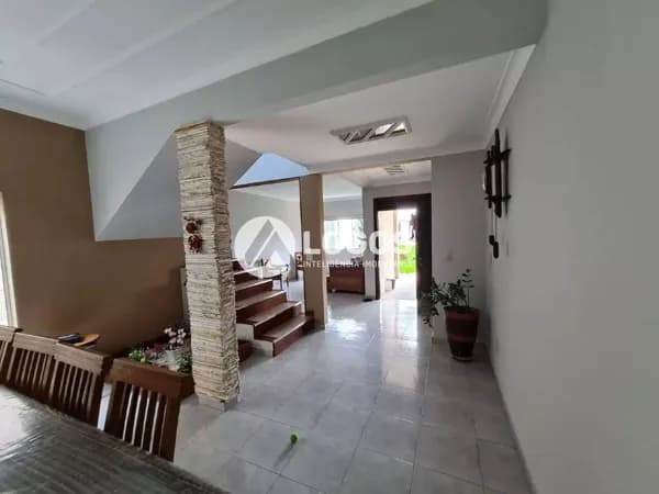 Casa ampla em região nobre