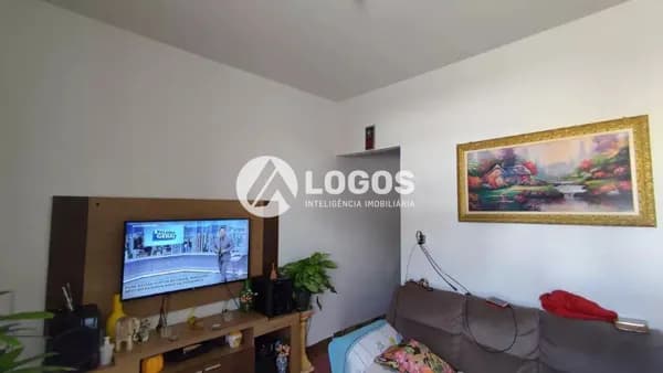 Casa recém reformada à venda em Passos/MG, no bairro Santa Luzia.