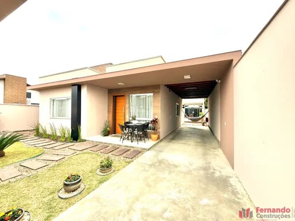 Casa à venda semimobiliada localizada em um local tranquilo, no bairro Warnow, próximo da região central de Indaial-SC