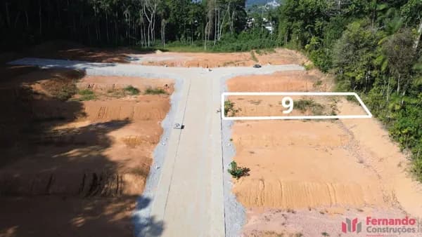 Terreno em condomínio fechado com infra de segurança e salão de festas no bairro Fortaleza em Blumenau-SC