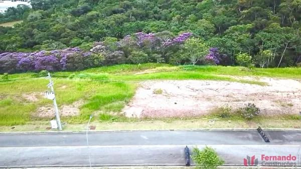 Terreno com bela vista e em sua predominância plana, com 375 m2 em condomínio fechado no bairro Ponta Aguda em Blumenau-SC