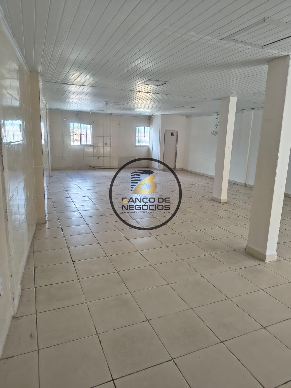 Sala Comercial 30m² em Vida Nova – Incluso IPTU, Água e Condomínio