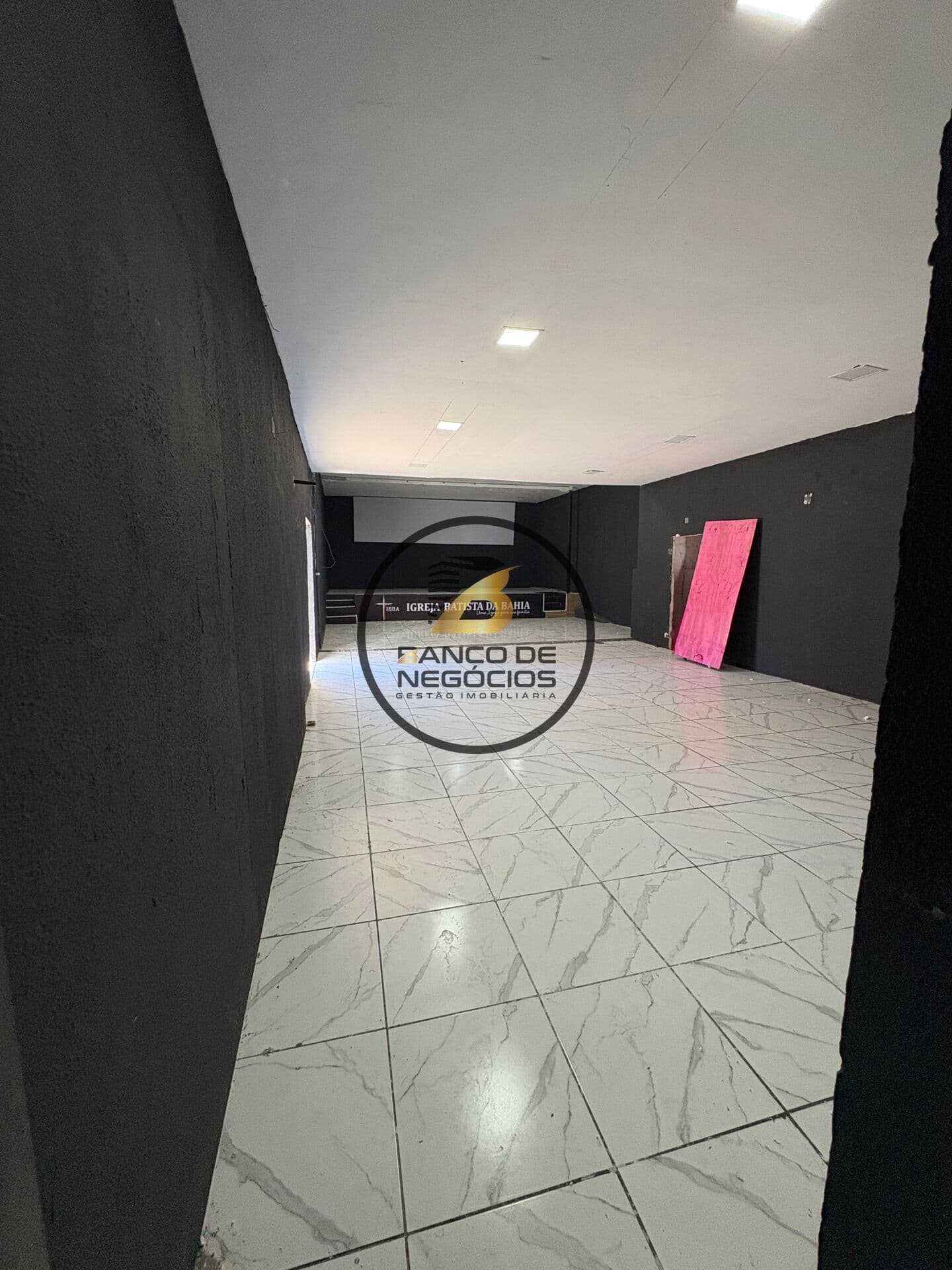 Imóvel Comercial 750m² no Centro de Lauro de Freitas | 15 Vagas | Alto Potencial