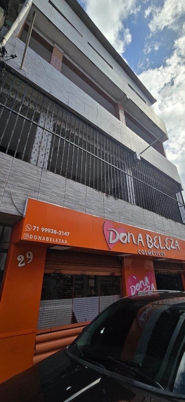 Prédio com ponto comercial térreo e residencial no andar de cima