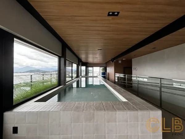 Novo, moderno e com vista para o mar