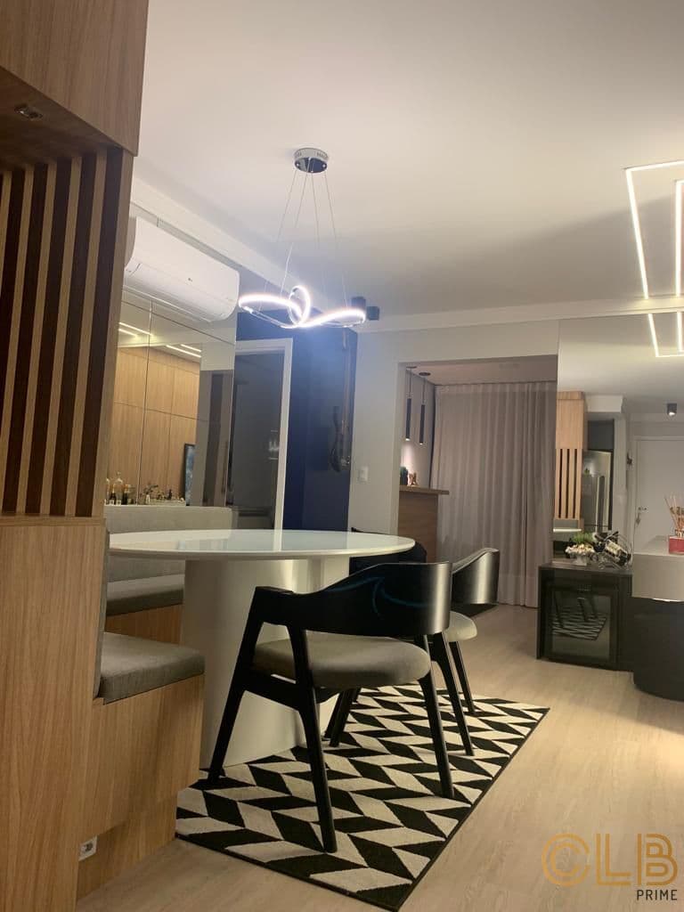 Barreiros te espera com este apartamento impecável: totalmente planejado, com vista mar e sol da manhã