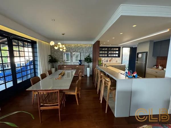 Casa de Estilo Açoriano com Influências Modernas em São José, SC