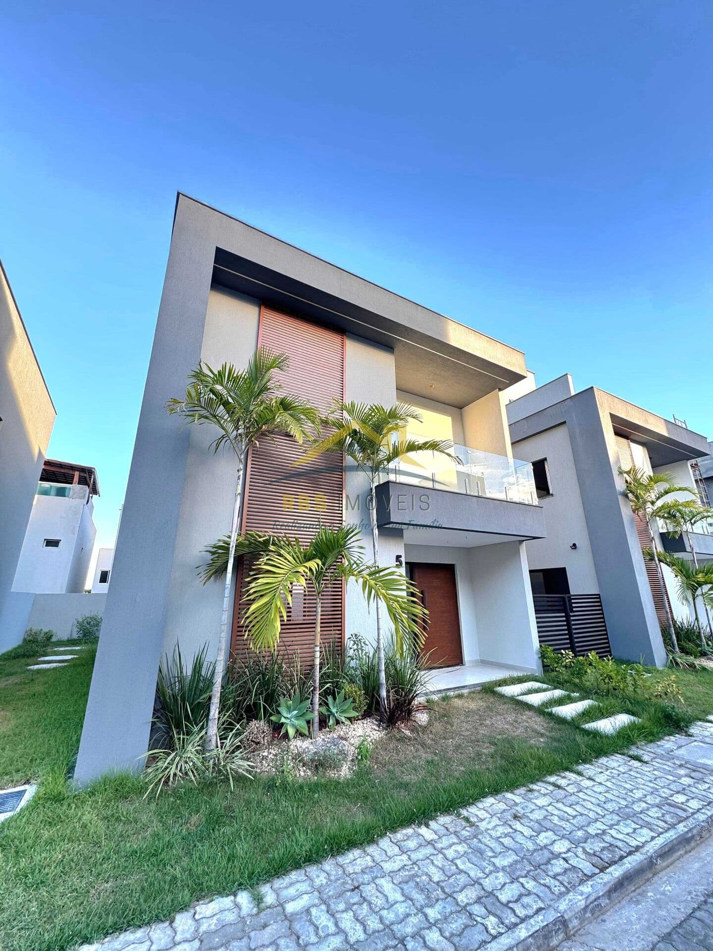 Casa Triplex 4/4 3 suítes Condomínio em Buraquinho