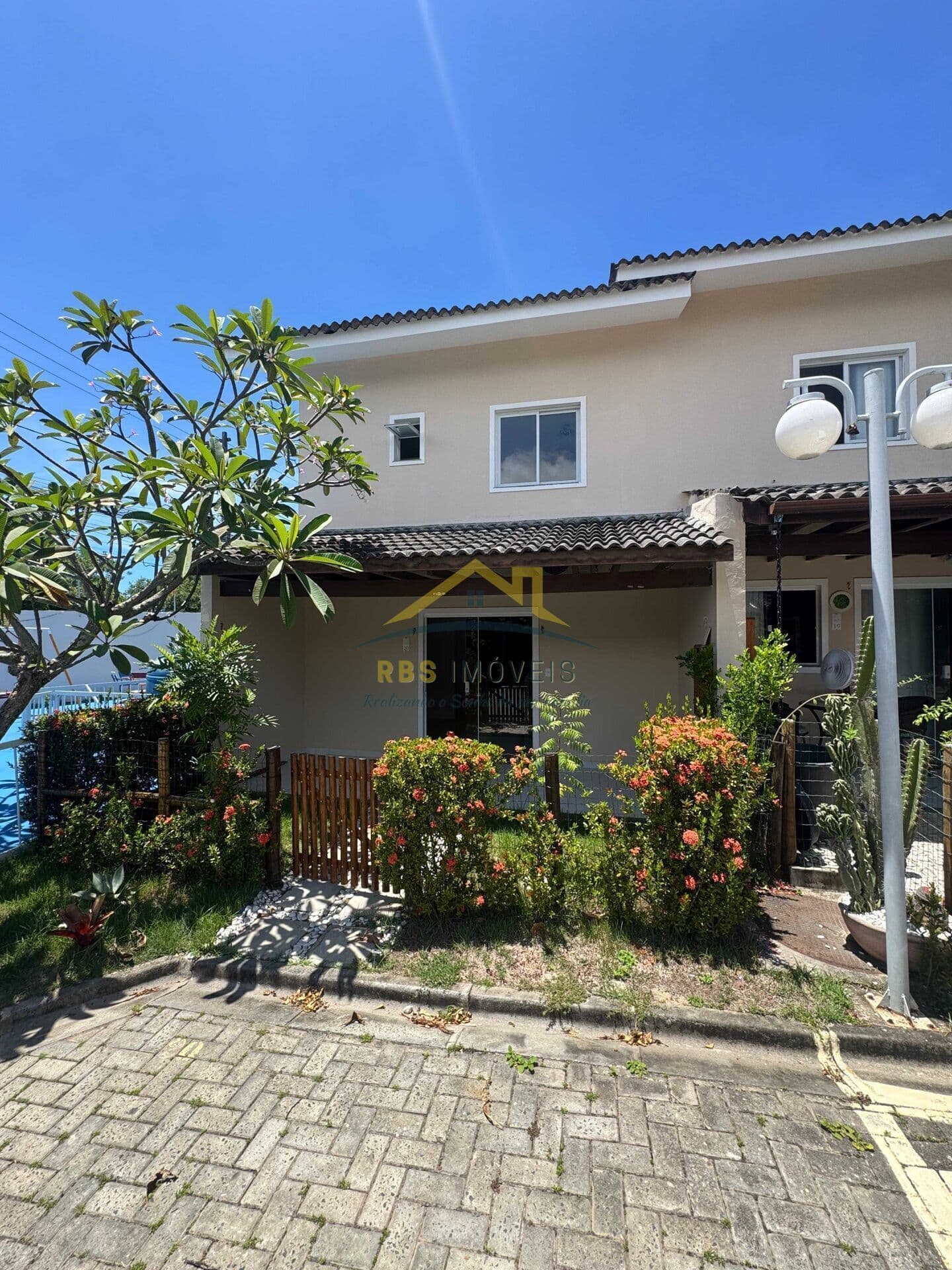 Casa em Condomínio 2 suítes Área externa 140m² Abrantes