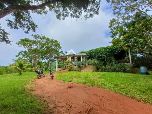 Casa de 2 qtos com amplo jardim e uma visual encantadora!