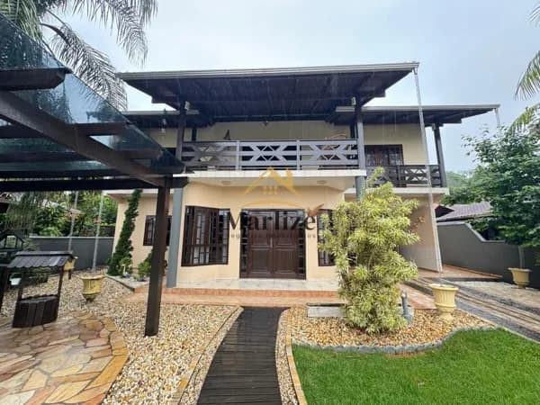 Casa Sobrado com excelente localização no bairro Nereu Ramos