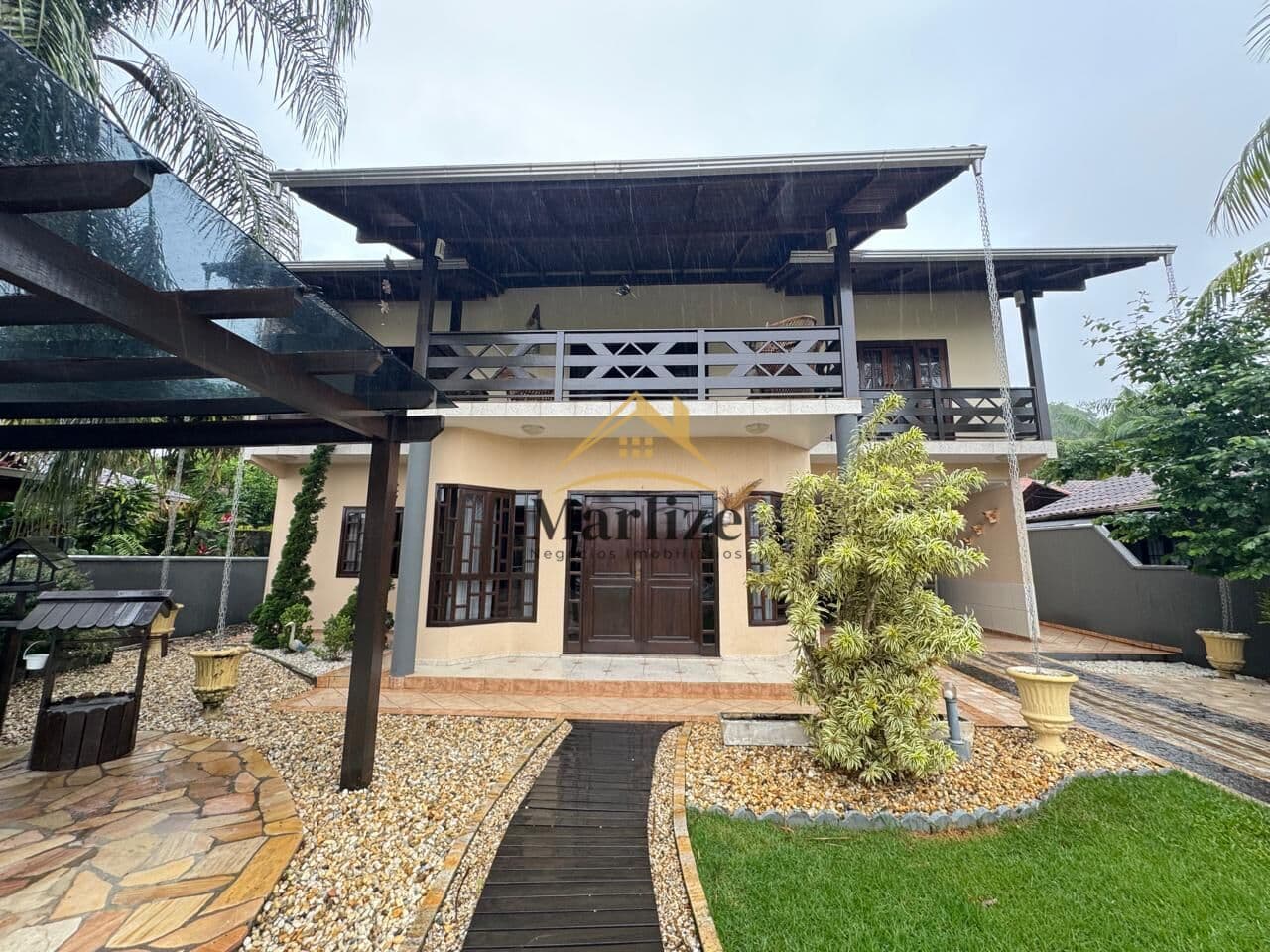 Casa Sobrado com excelente localização no bairro Nereu Ramos