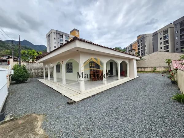 Casa localizada no bairro Ilha da Figueira