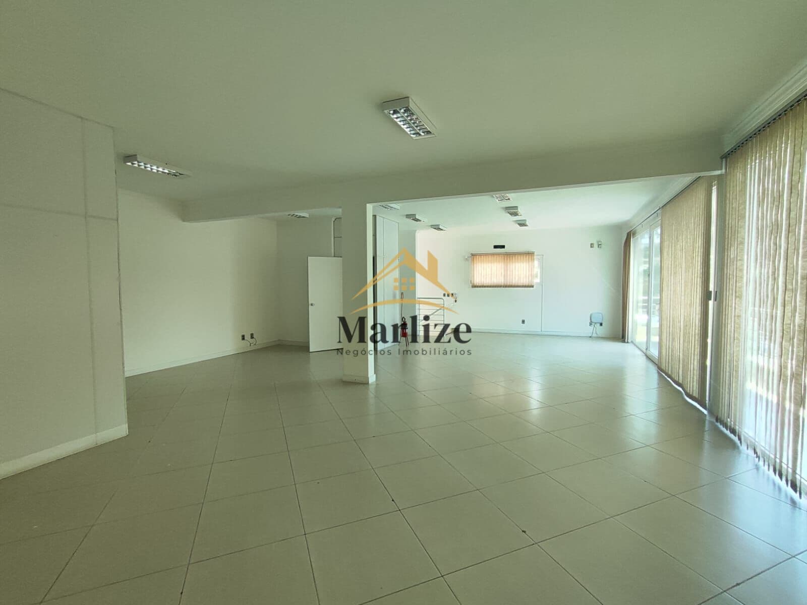 Sala comercial localizada no bairro Barra do Rio Cerro