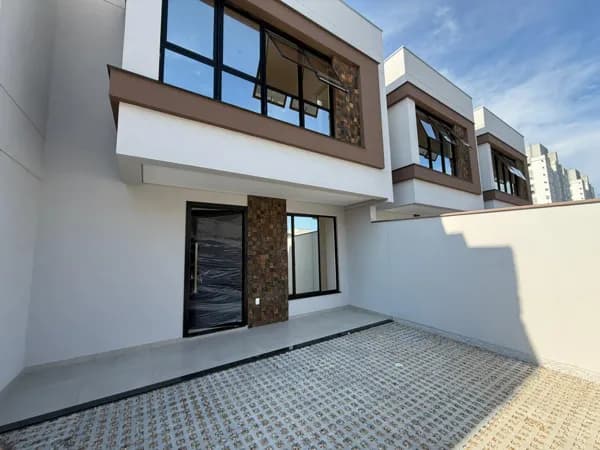 Sobrado de Alto Padrão com 3 Suítes – a 450m da Praia do Itacolomi, Balneário Piçarras!