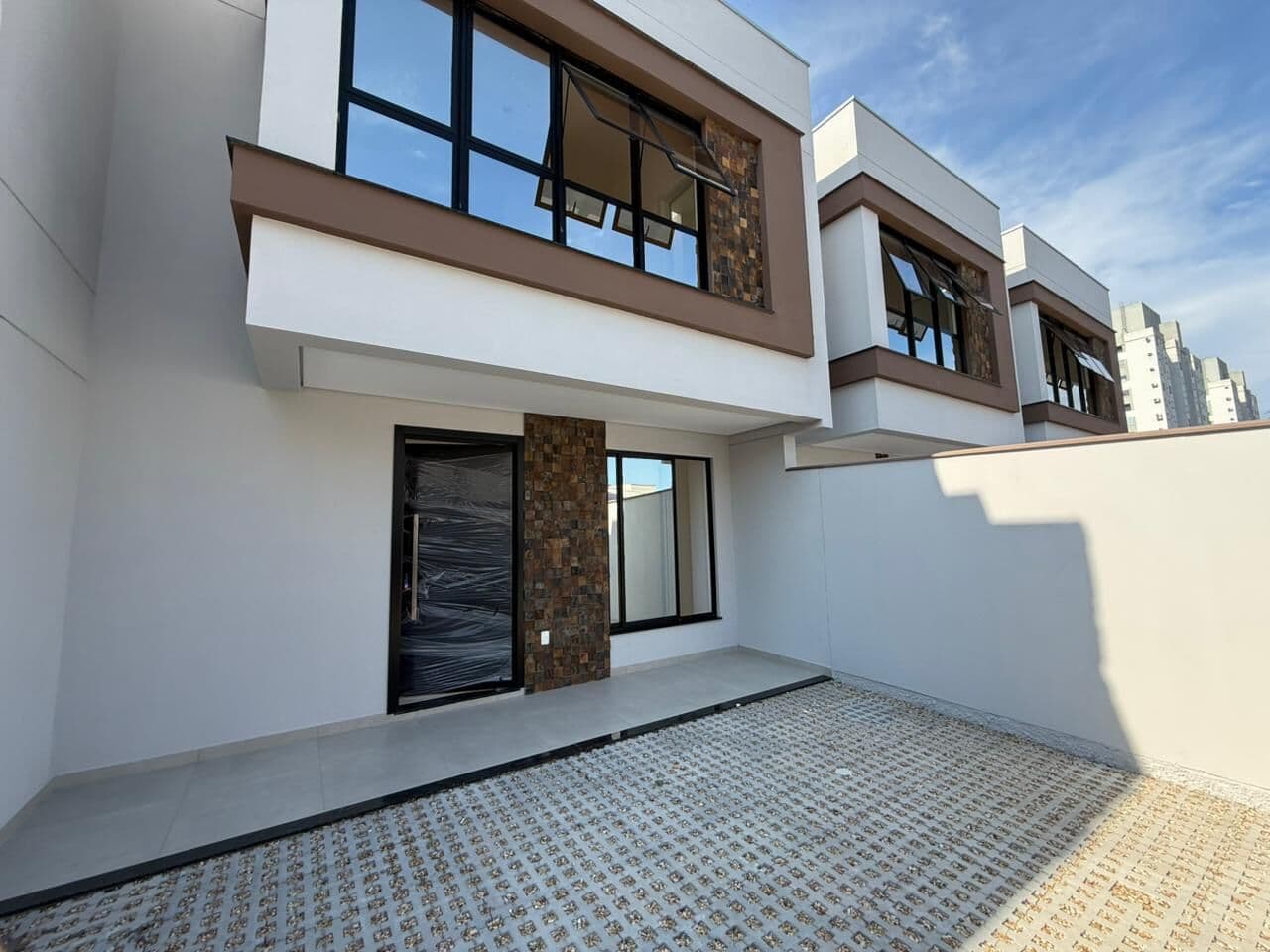 Sobrado de Alto Padrão com 3 Suítes – a 450m da Praia do Itacolomi, Balneário Piçarras!