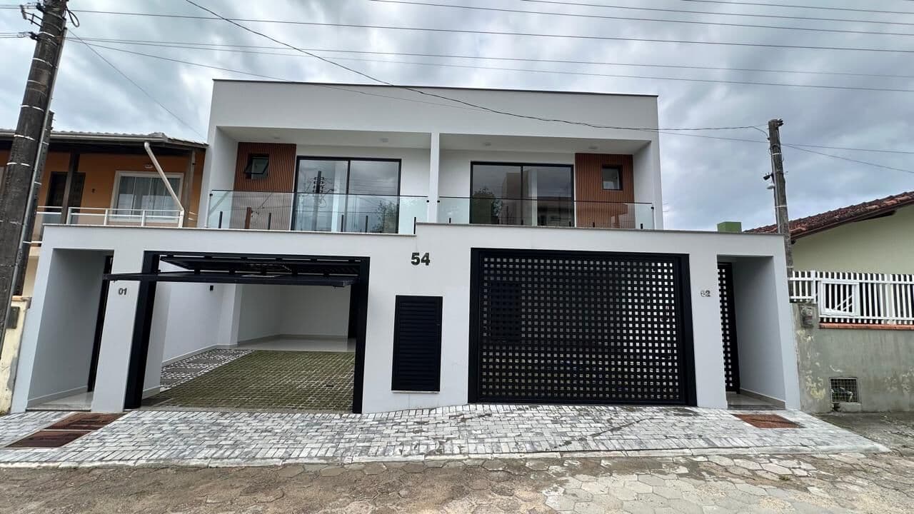 Sobrado pronto pra morar na quadra do mar