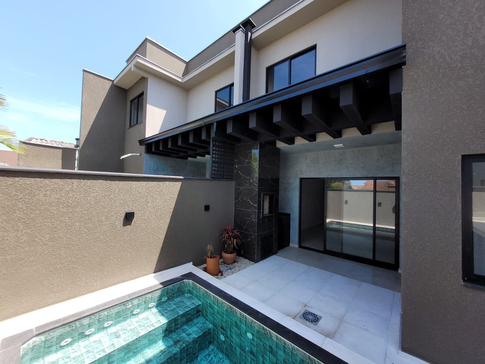 Sobrado de Alto Padrão com Área Gourmet e Piscina – 450m da Praia do Cerro, Itajuba