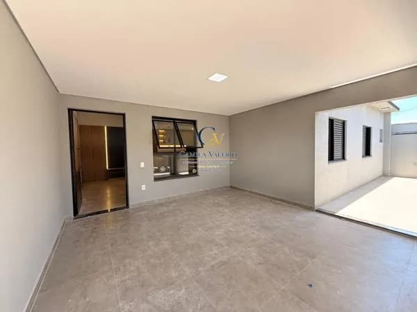 VENDE-SE CASA NOVA NA REGIAO CENTRAL DA CIDADE DE INDAIATUBA COM 3 DORMITORIOS SENDO 3 DORMITORIOS SENDO 1 SUITE , ACEITA FINANCIAMENTO BANCARIO .