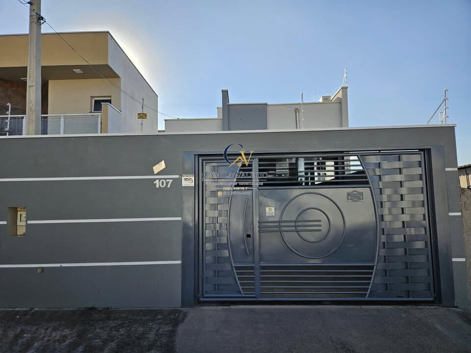 VENDE-SE CASA NO JARDIM DOS SABIAS COM 2 DORMITORIOS SENDO 1 SUITE TODA PLANEJADA , ACEITA FINANCIAMENTO BANCARIO .