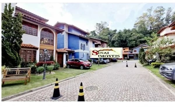 Casa Alto Padrão Condomínio - Venda - 4 vagas de Garagem