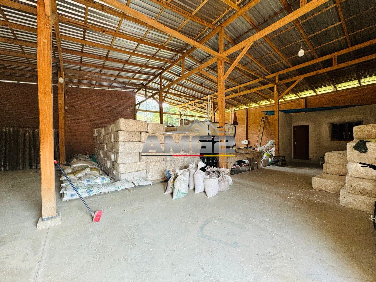 Galpão Industrial com 300m² para venda em Guabiruba