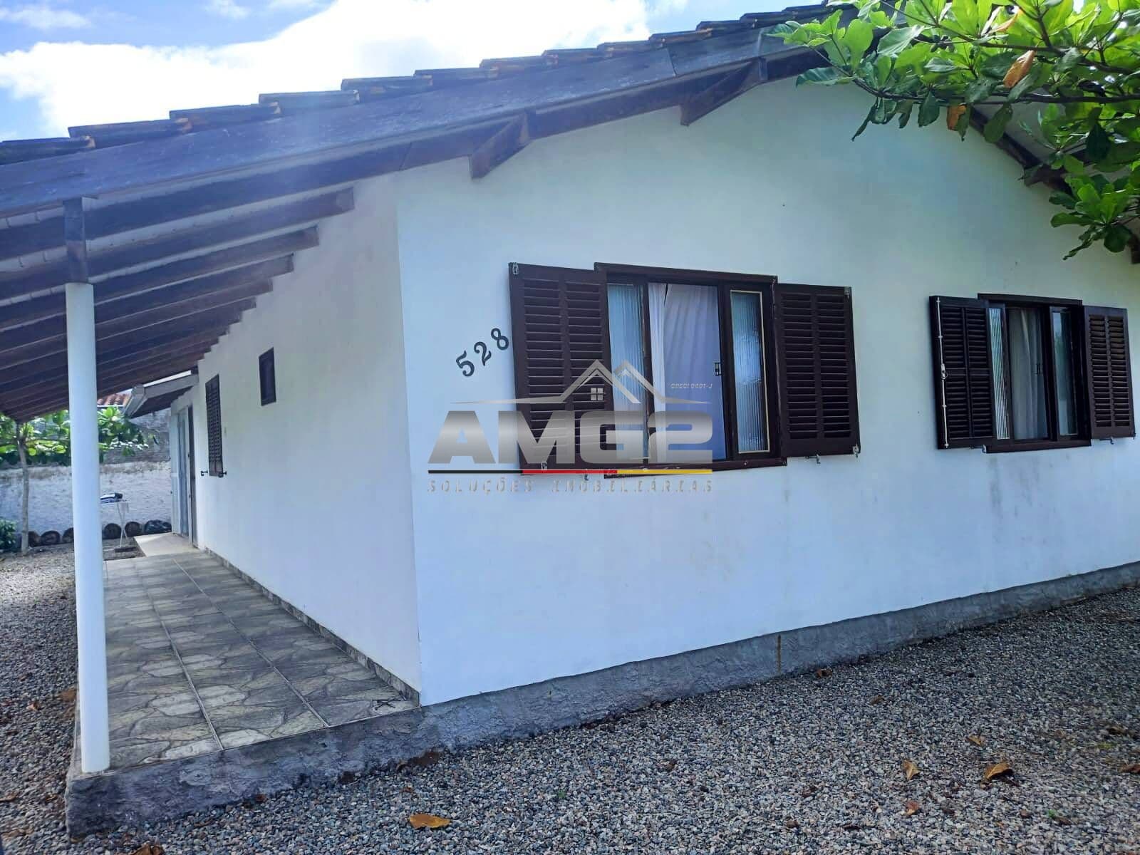 Casa mobiliada em Barra Velha com 4 quartos a 500m do mar. Aceita permuta por apartamento em Brusque