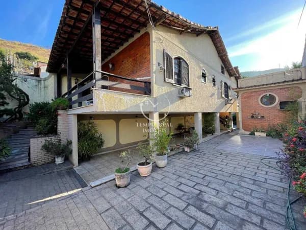 Espaçosa casa no Caonze com piscina e churrasqueira!