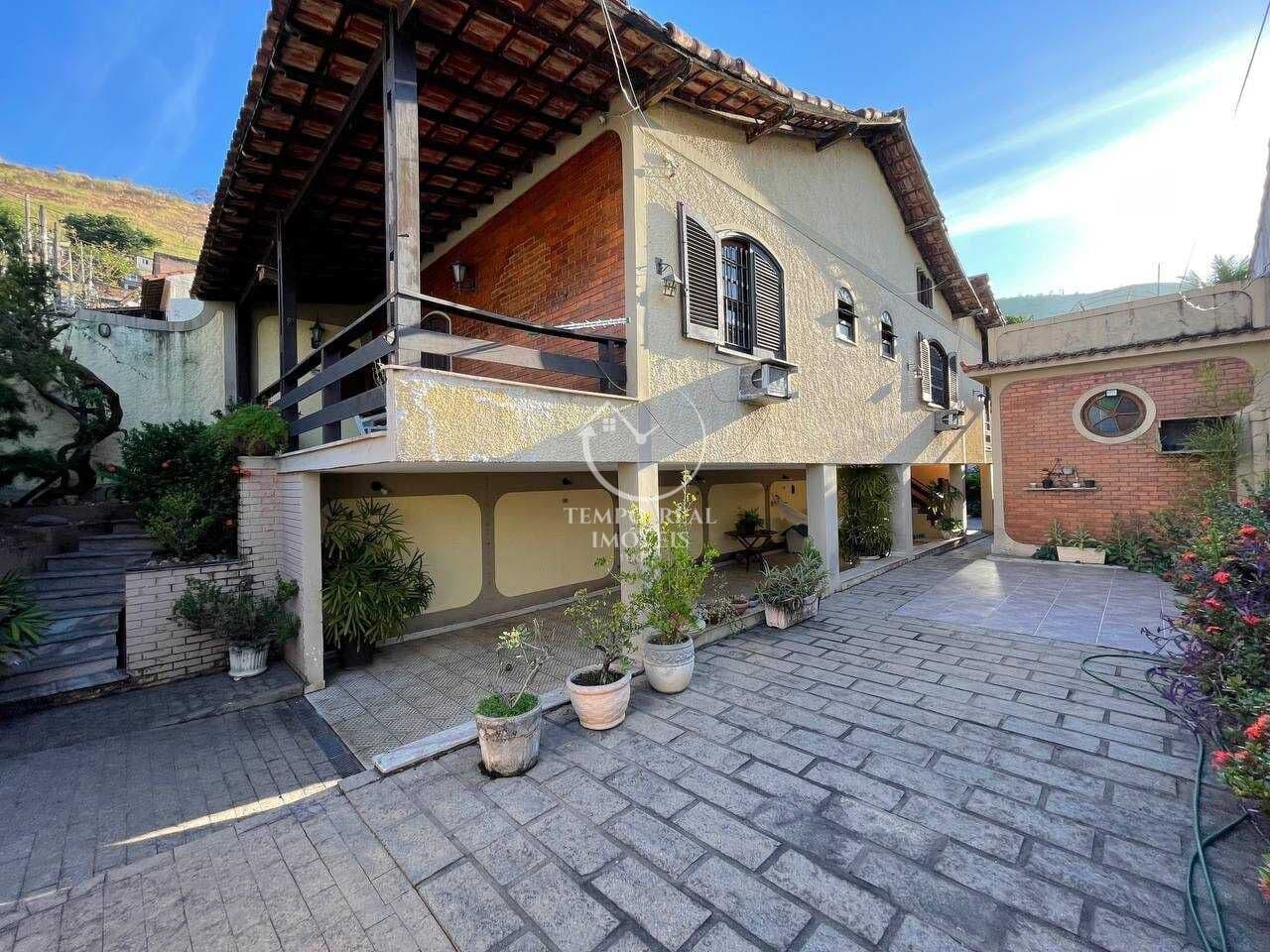 Espaçosa casa no Caonze com piscina e churrasqueira!
