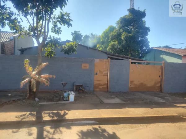 Casa 2 Quartos, garagem coberta e um amplo Quintal no Setor Ponta Kayana-Trindade
