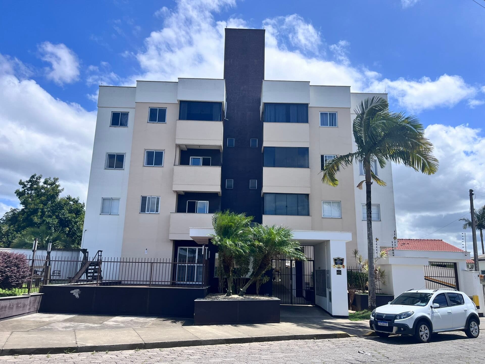 Apartamento em Coloninha - Semi Mobiliado