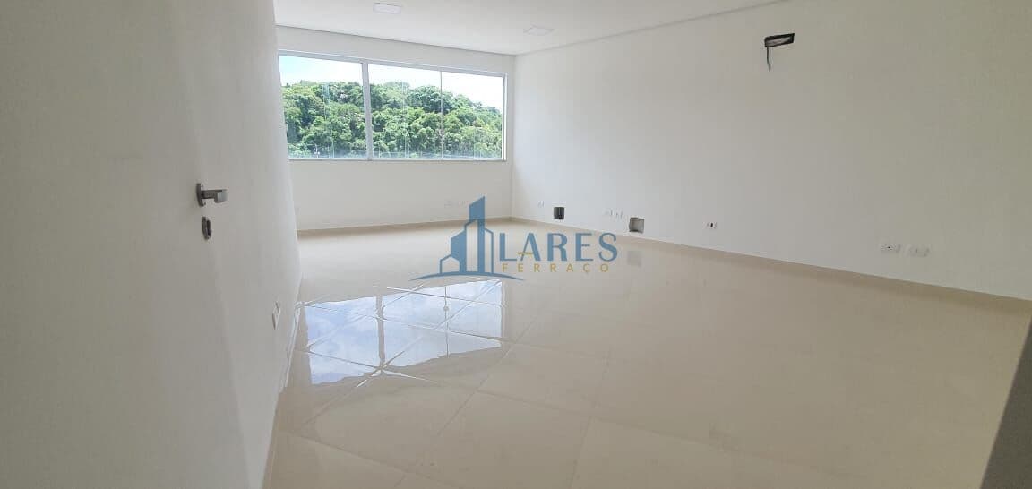 Sala comercial bem localizada em Santana de Parnaíba